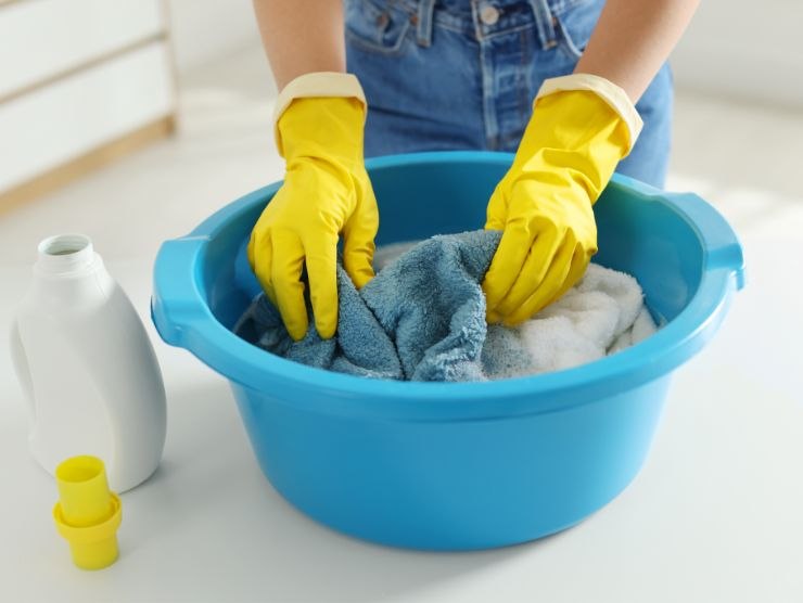 donna che lava asciugamani a mano