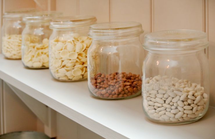 barattoli di vetro in dispensa