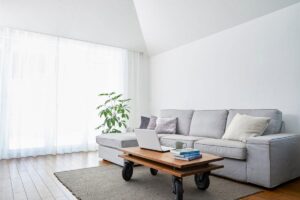 soggiorno moderno con divano contro la parete