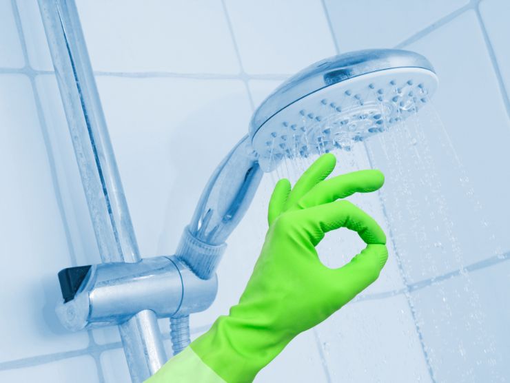 soffione doccia pulito e mano che fa ok