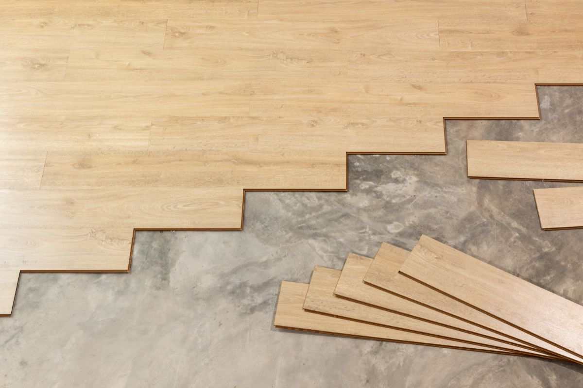 pavimento in legno in fase di montaggio