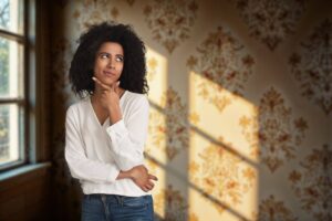 donna che pensa alla giusta carta da parati per casa