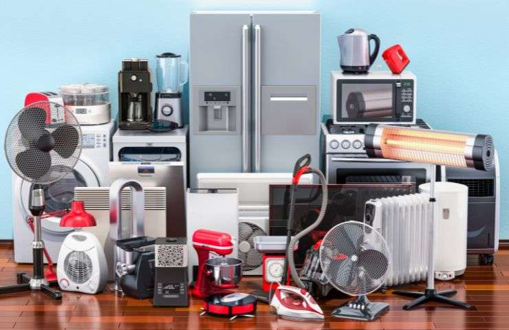elettrodomestici per cucina e per casa su pavimento in parquet