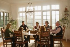 famiglia intorno alla tavola nel soggiorno