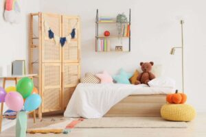camera dei bambini con letto, armadio e giochi