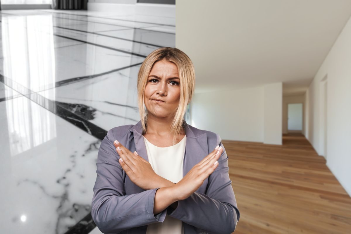 donna che fa no con le mani su parquet e gres porcellanato
