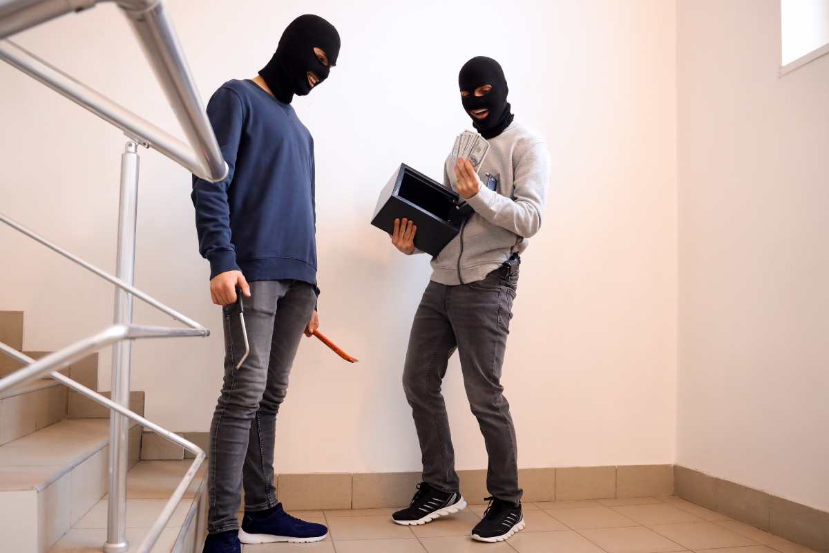 ladri che parlano sulle scale