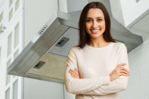 cappa sullo sfondo e donna con braccia conserte