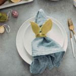 tavola con tovagliolo con orecchie per pasqua