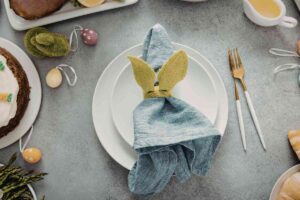 tavola con tovagliolo con orecchie per pasqua