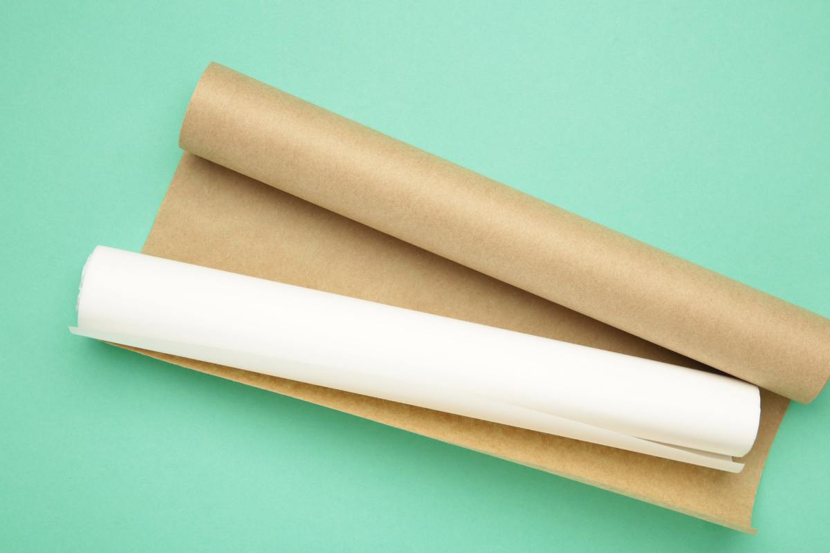 rotoli di carta da forno su sfondo verde 