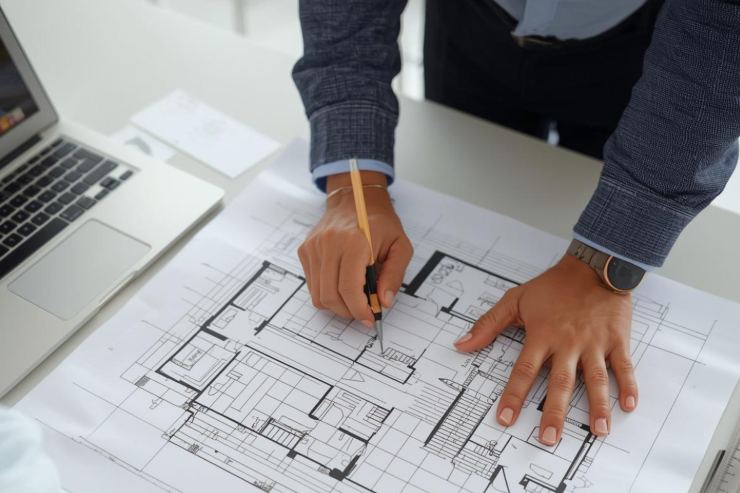 Un ingegnere che controlla le planimetrie