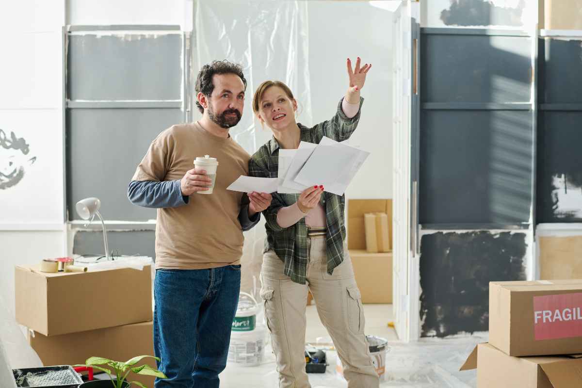 coppia che parla con lavori di ristrutturazione dietro 