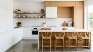 cucina bianca e legno chiaro