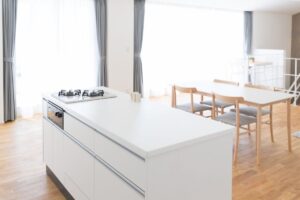 cucina bianca con isola