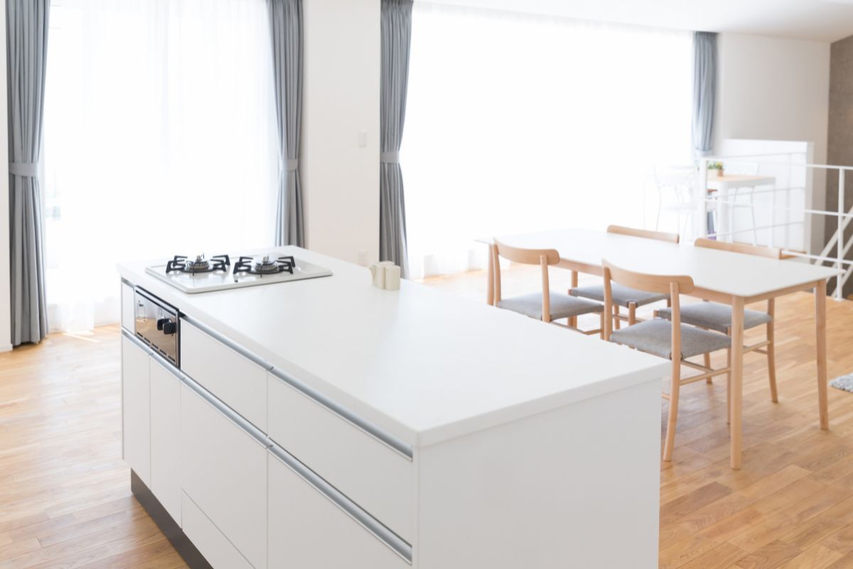 cucina bianca con isola