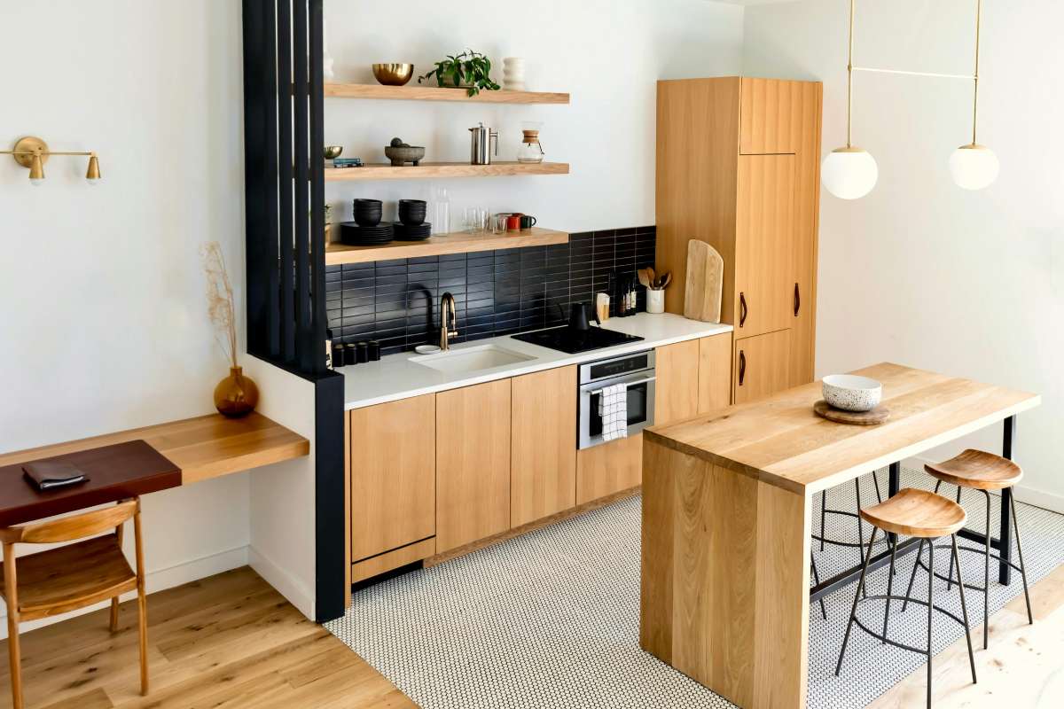 cucina mini ma con isola in legno