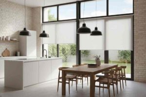 Tende tecniche top-down in una cucina dai toni chiari e legno