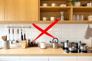 Una cucina tradizionale con sopra una croce