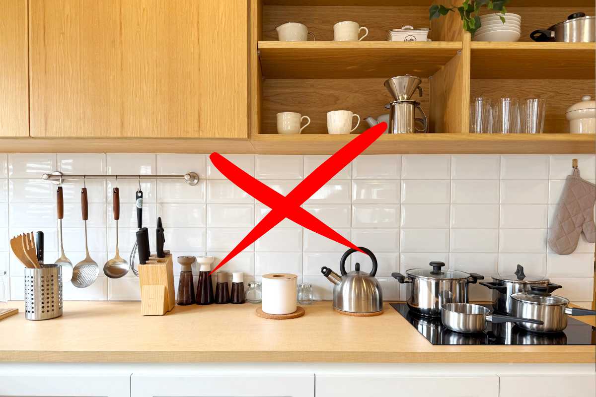 Una cucina tradizionale con sopra una croce