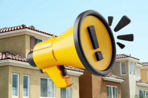 case e megafono giallo in primo piano