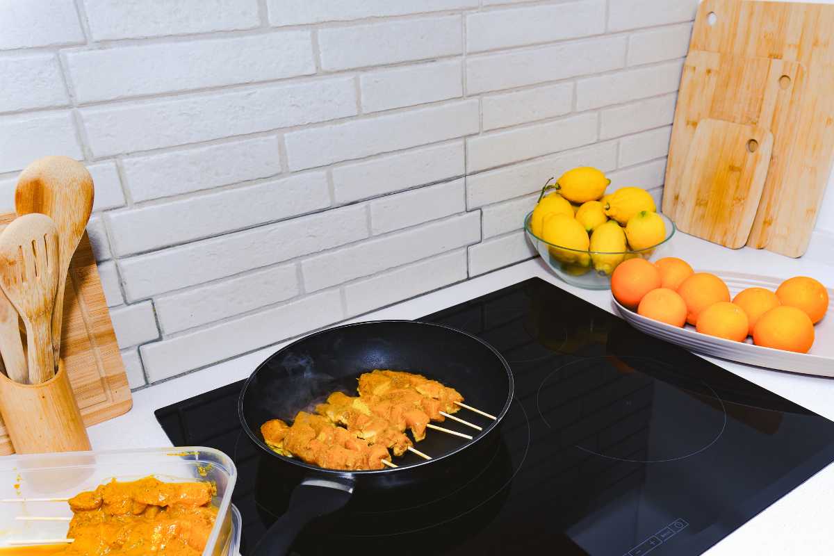 piano ad induzione con sopra del cibo 