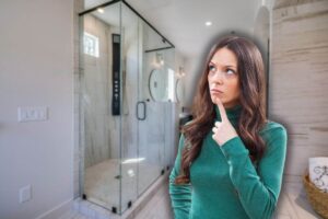 doccia in bagno e donna che pensa