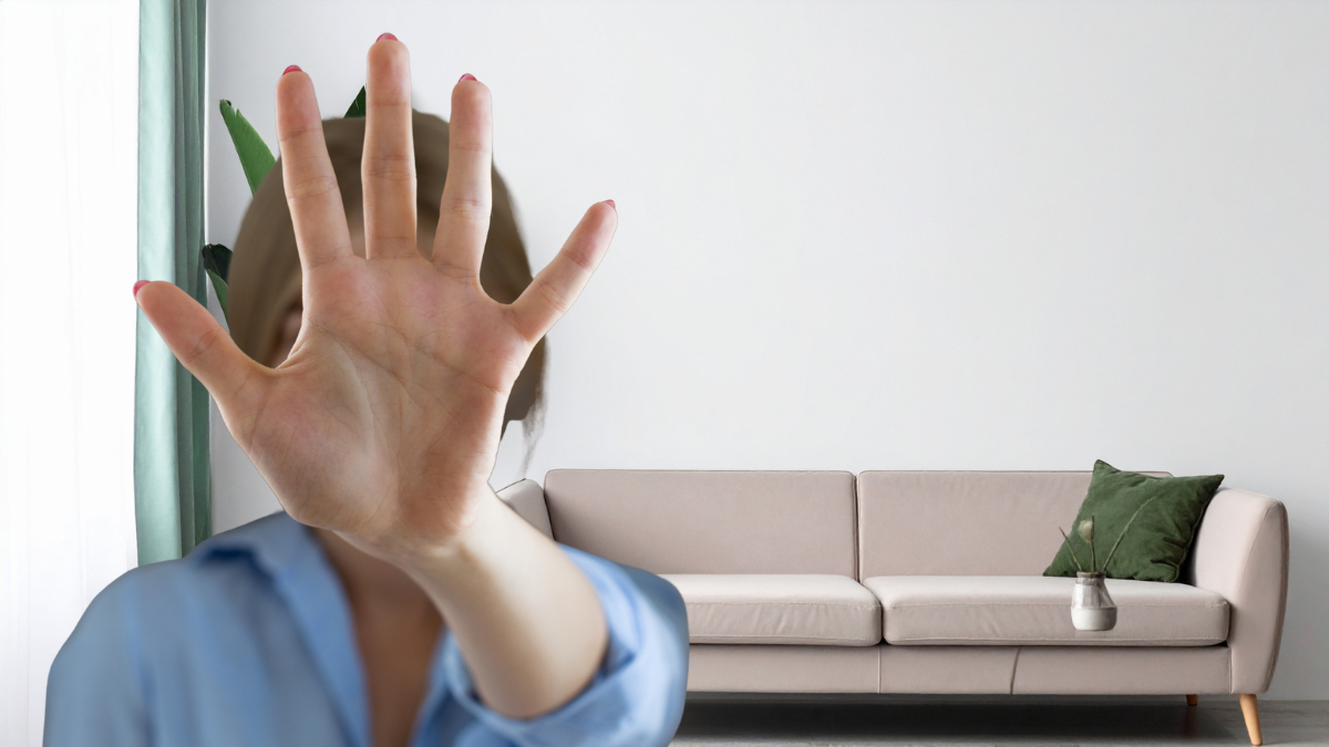 divano e segno stop con mano