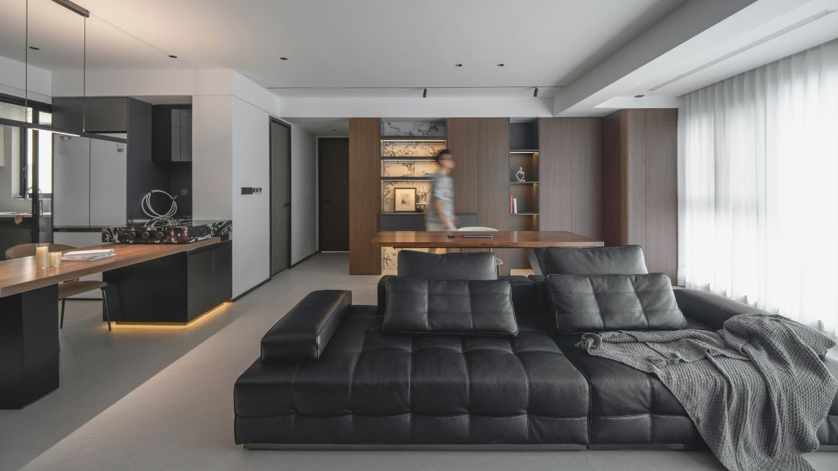 divano scuro in un salotto