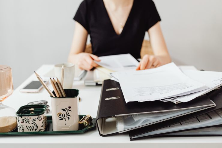 Un amministratore che sta lavorando su dei documenti condominiali