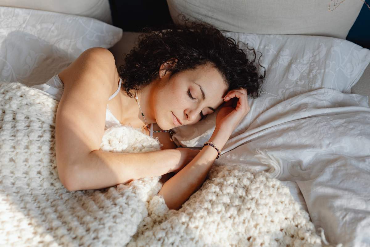 Una ragazza che dorme beatamente