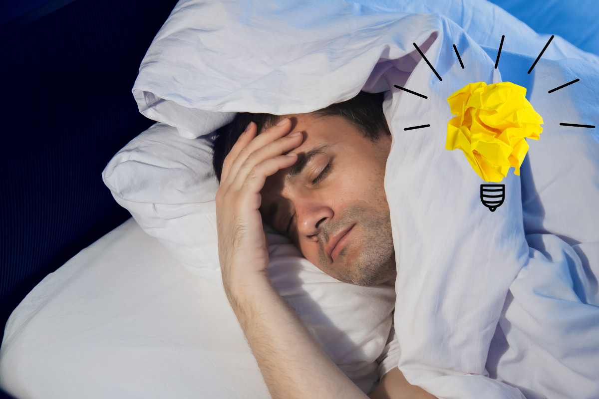 uomo che dorme sotto le coperte con lampadina sulla destra per idea