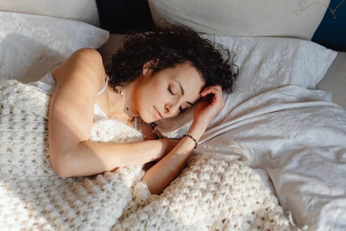 donna che dorme con sopra coperta di lana