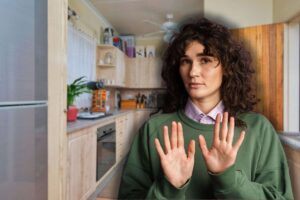 cucina tradizionale e donna che fa stop con le mani