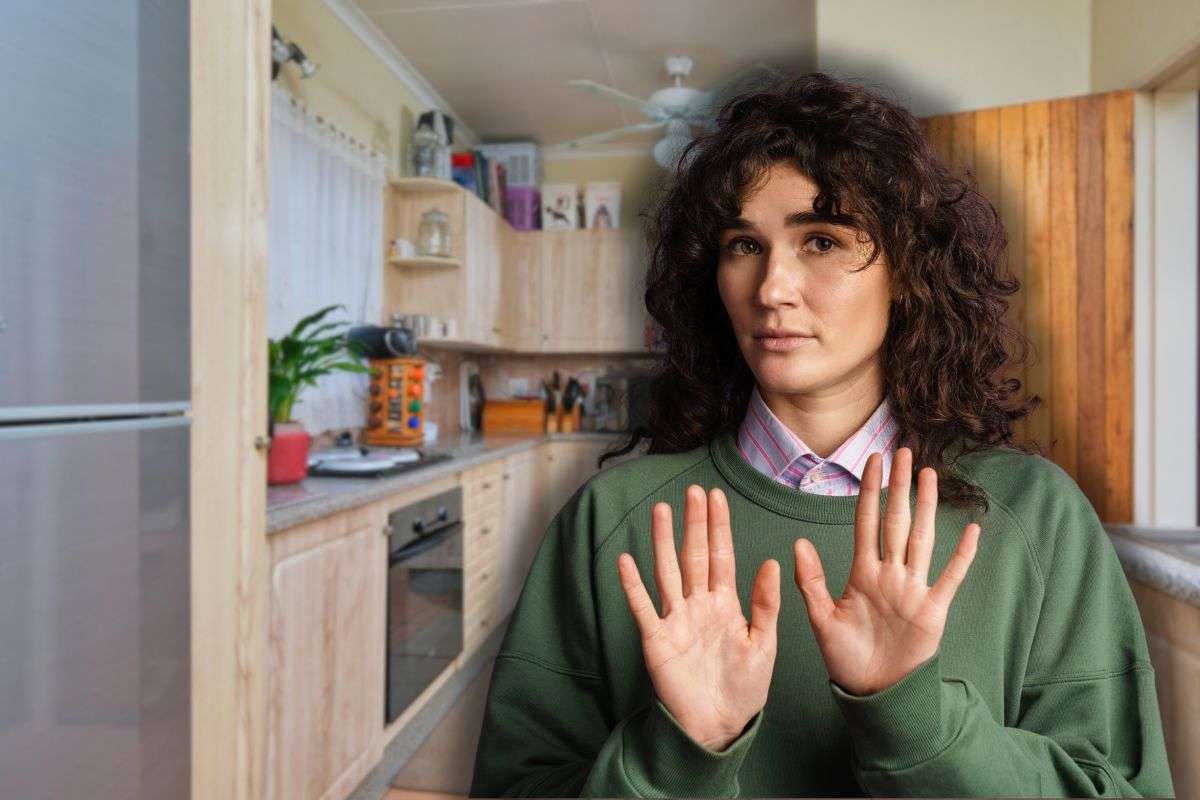 cucina tradizionale e donna che fa stop con le mani