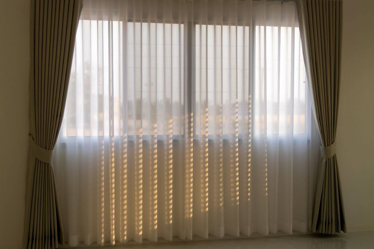 finestra con tende