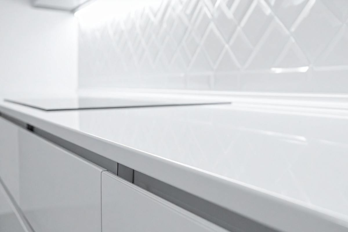 cucina bianca con piastrelle lucide 