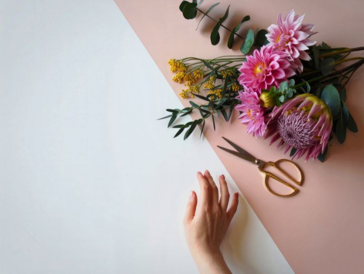 tavolo con fiori freschi e forbici