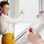 donna che indica finestra con mani e schotch