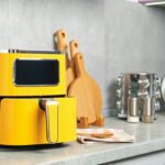 Una friggitrice ad aria sul piano cottura