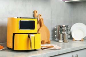 Una friggitrice ad aria sul piano cottura