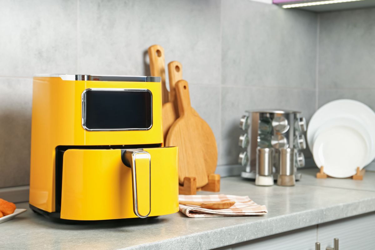 Una friggitrice ad aria sul piano cottura