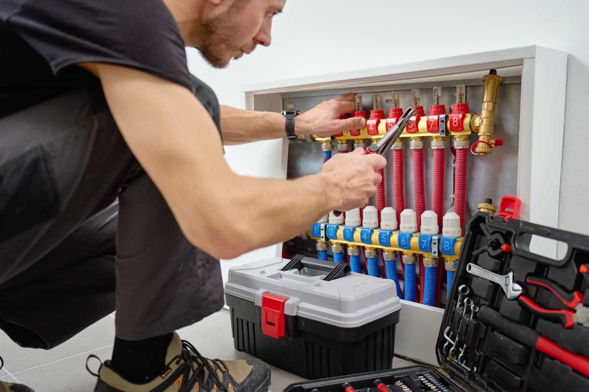 uomo che lavora su tubi della caldaia