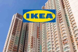 Dei palazzi alti con sopra l'insegna Ikea