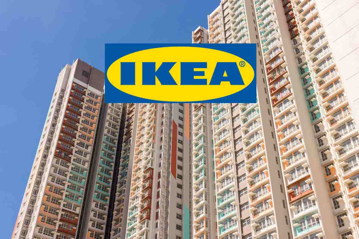 Dei palazzi alti con sopra l'insegna Ikea