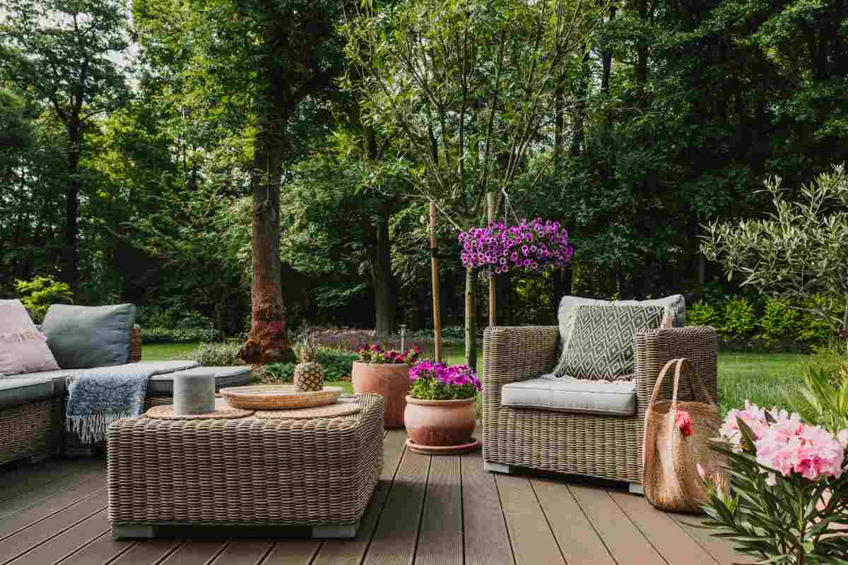 giardino arredato in modo naturale con divani e cuscini 