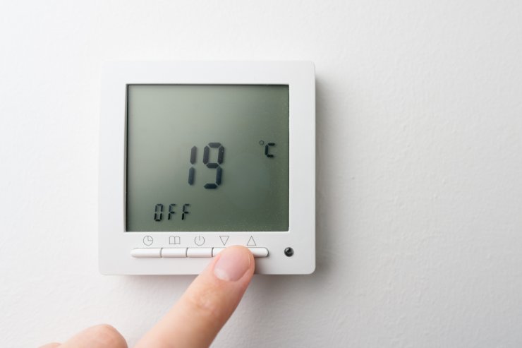 Un termostato impostato a 19 gradi