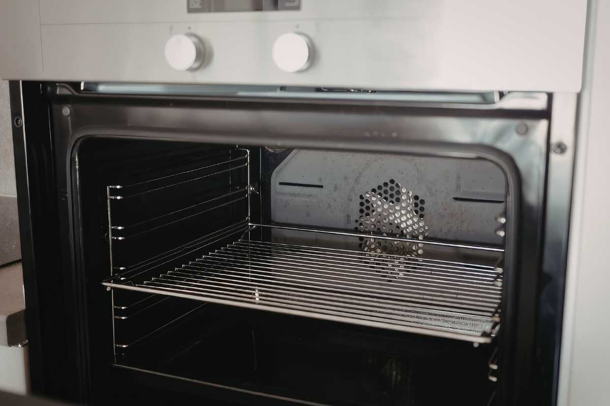 forno aperto con griglie che si vedono 