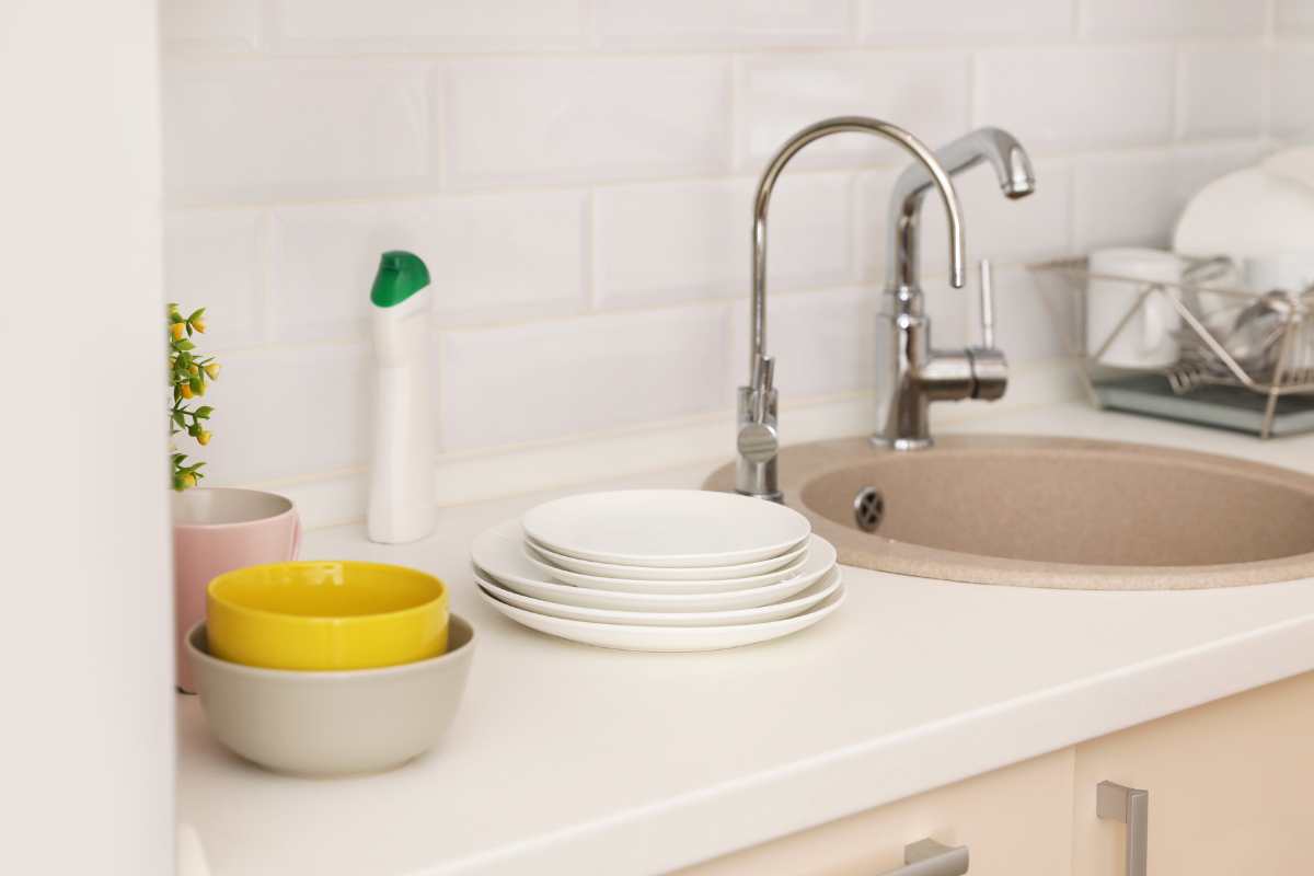 lavello con piatti colorati 