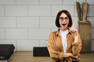 piastrelle della cucina e donna con dito alzato per idea